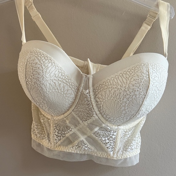 Elegant Cream Lace Bustier - Picture 5 of 9